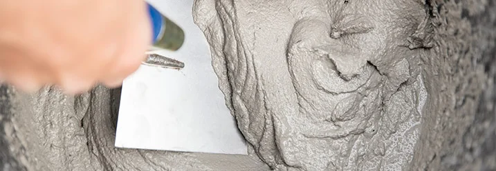 Beton wird mit Kelle verrührt